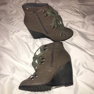 Size 8 1/2 stylish Olive green/army Green booties